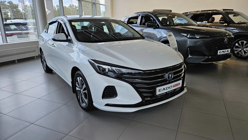 Changan Eado Plus тест сбоку спереди