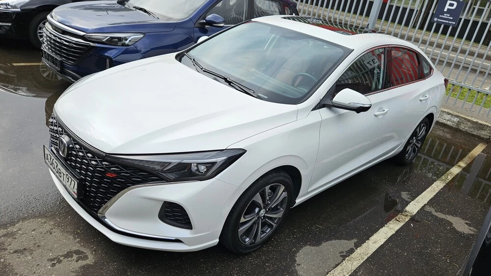 Changan Eado Plus тест сбоку спереди