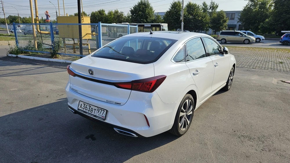 Changan Eado Plus тест сбоку сзади