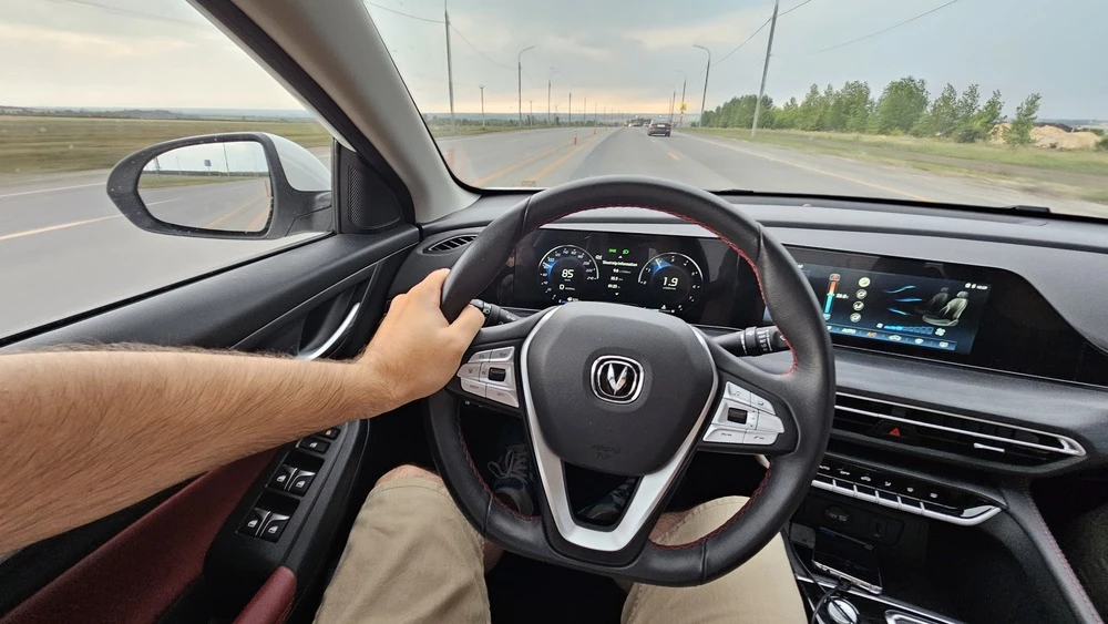 Changan Eado Plus тест салон интерьер сиденья первый ряд водитель за рулем