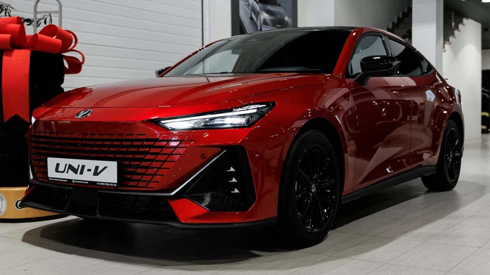 Changan UNI-V: как эффектно потратить 3 млн и получить стильный лифтбек со спортивным характером Changan Uni-V новый в автосалоне у дилера сбоку спереди Кунцево