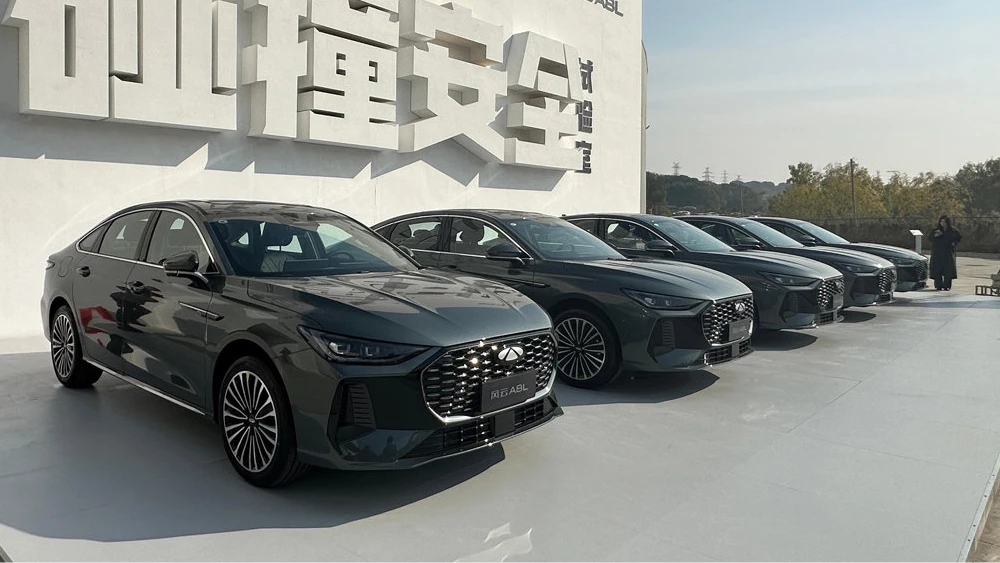 Седан Chery Fulwin A8L вышел на рынок Китая. Это самый дальнобойный гибрид chery fulwin a8l седан гибридный сбоку спереди черный