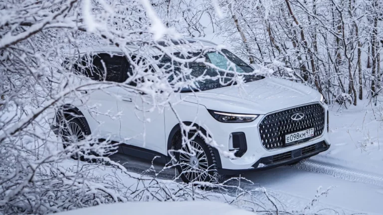 chery tiggo 9 сбоку спереди в лесу в снегу новинка 2024 года