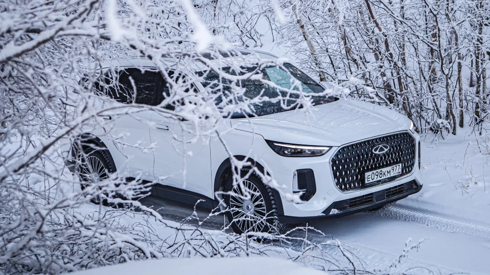 chery tiggo 9 сбоку спереди в лесу в снегу новинка 2024 года