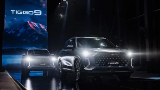 Кроссоверы Chery Tiggo 9 презентация в России сбоку спереди