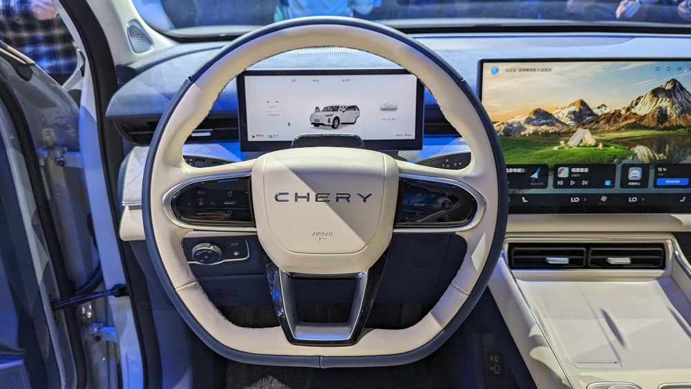 Chery Tiggo 9 тест салон интерьер руль место водителя бело-голубой салон