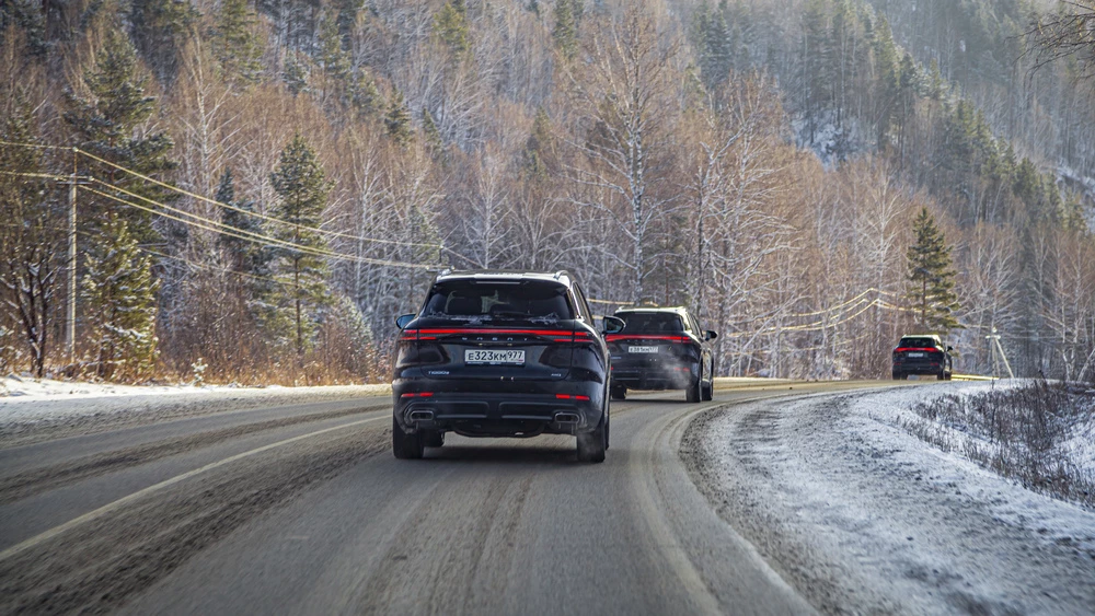 Chery Tiggo 9 тест зимой сзади в динамике на трассе