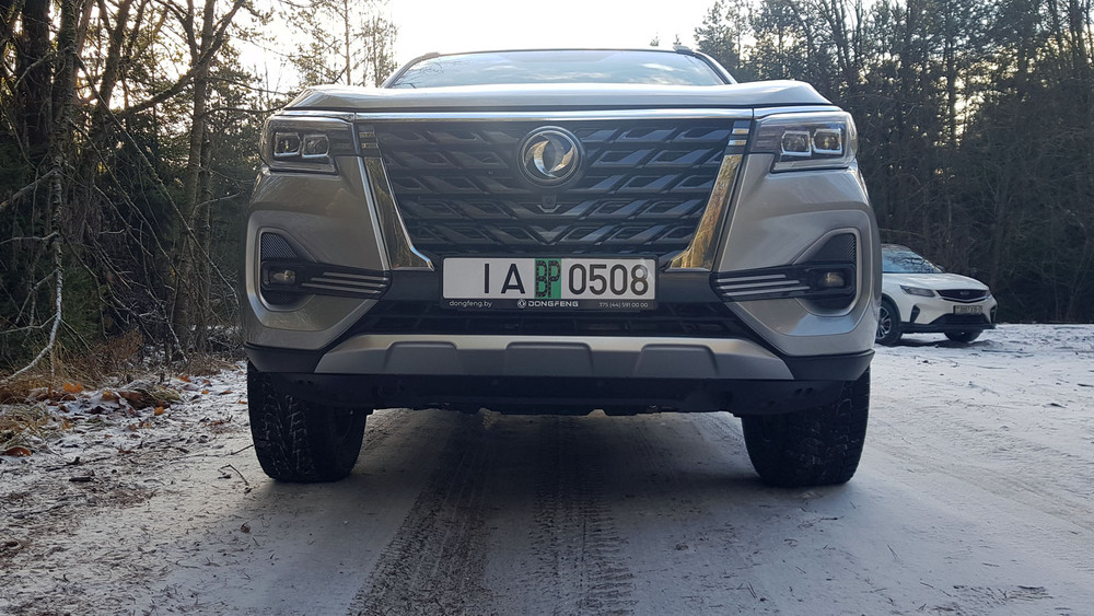 Dongfeng Paladin New в лесу спереди бездорожье тест