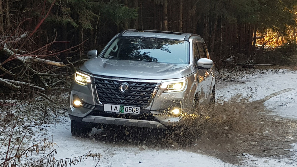 Dongfeng Paladin New в лесу спереди бездорожье тест