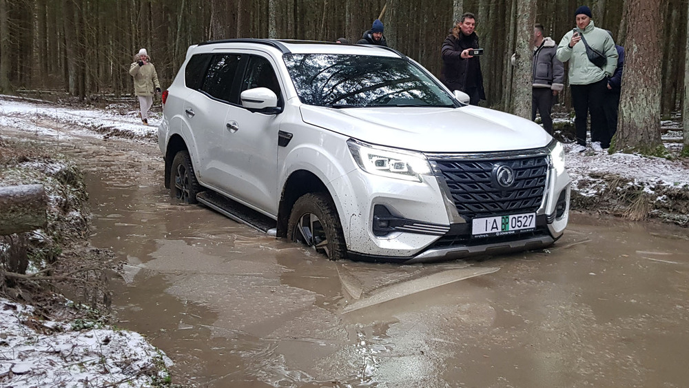 Dongfeng Paladin New в лесу сбоку спереди бездорожье тест брод водная преграда