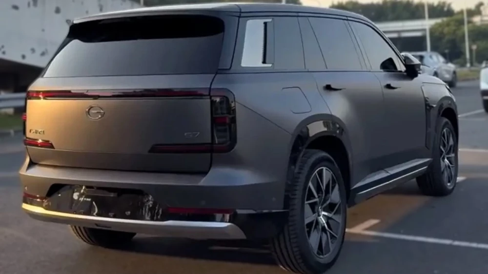 Новый GAC S7, который ждут в России, заметили в Китае. Кроссовер сняли на фото gac s7 кроссовер сзади сбоку матовый гибрид
