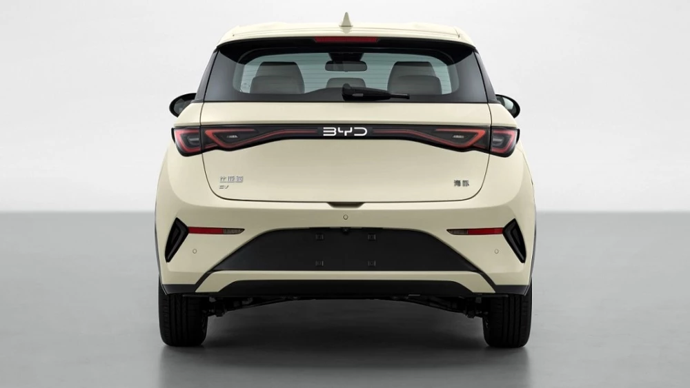 BYD Dolphin сзади минпром кнр