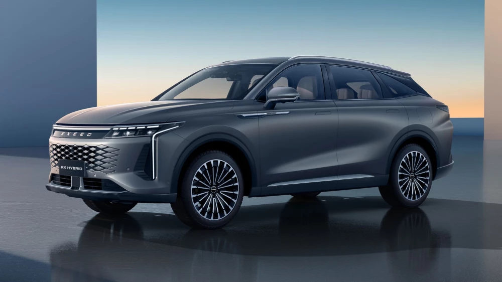 «У Exeed амбициозные планы на эту модель». Раскрыта дата старта продаж гибридного RX в России exeed rx hybrid гибридный кроссовер сбоку спереди серый