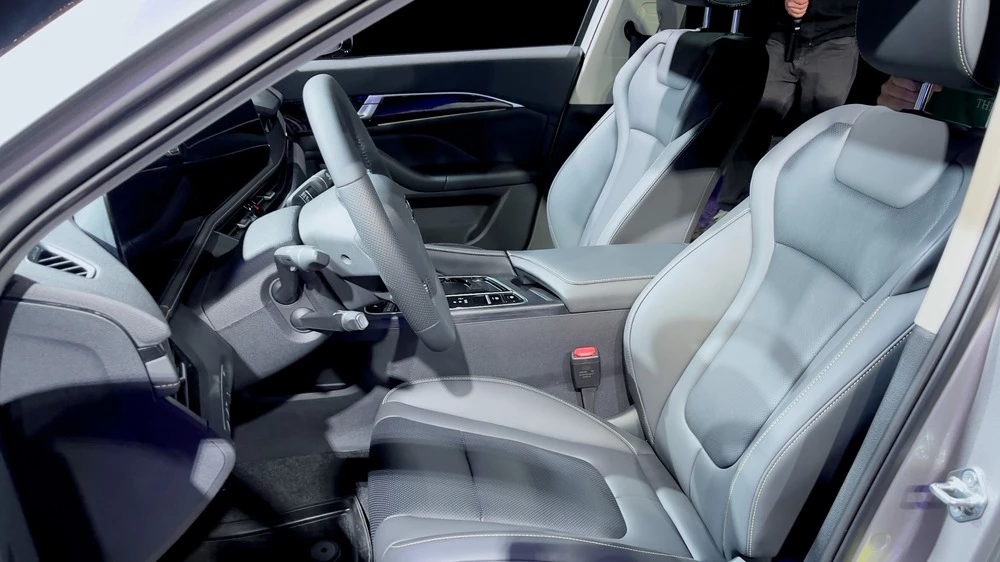 Лифтбек Bestune B70 презентация салон интерьер сиденья первый ряд