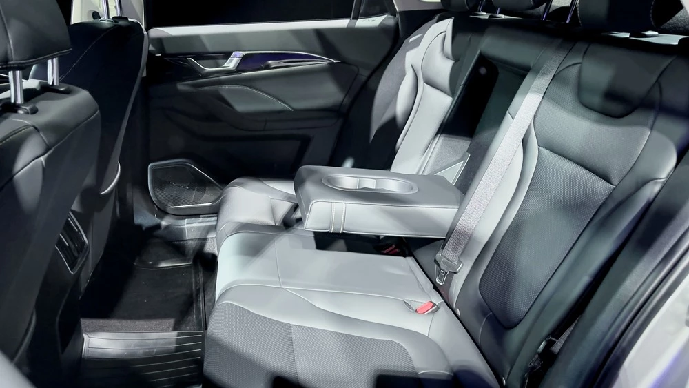 Лифтбек Bestune B70 презентация салон интерьер сиденья второй ряд