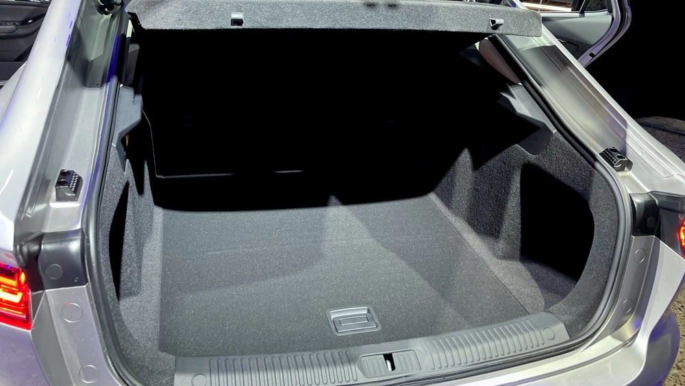 Лифтбек Bestune B70 презентация салон интерьер сиденья багажник