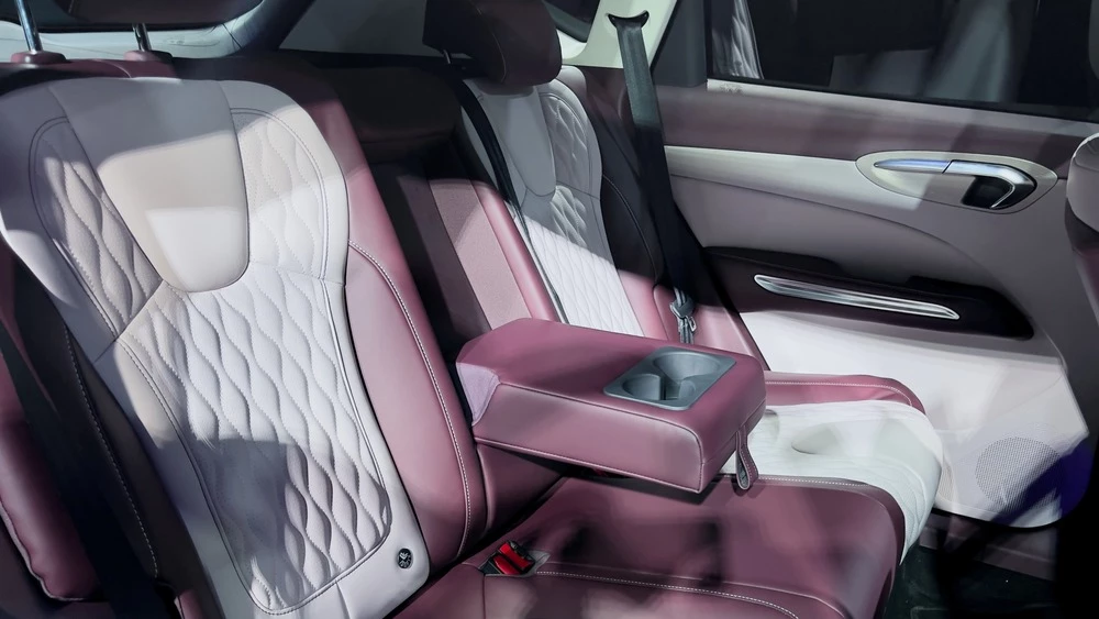 Кроссовер Bestune T90 презентация салон интерьер сиденья второй ряд