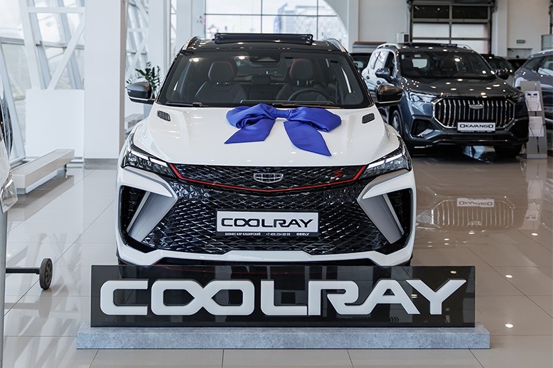 geely coolray у дилера бизнес-кар каширский сбоку спереди