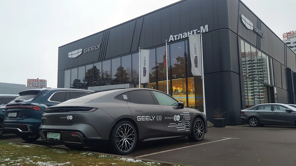 Geely E8 Galaxy в Беларуси тест обзор сбоку сзади у автосалона шоурума