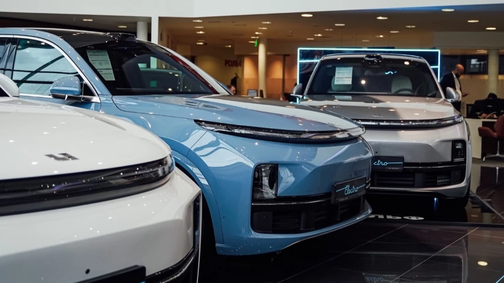 «Потребителю ваш Lixiang - как зайцу стоп-сигнал». Что ждет российский авторынок в 2025 году? Автомобили Lixiang в дилерском центре «Рольф» у дилера в автосалоне