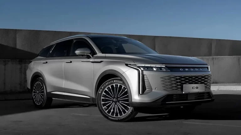Omoda C9 на базе Exeed RX в Малайзии спереди сбоку