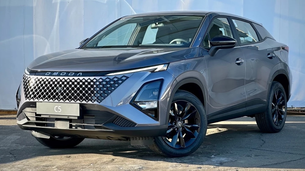 Рестайлинговым Omoda C5 дали отмашку. Но доехали ли кроссоверы до дилеров? Omoda C5 обновленный рестайлинг новый спереди сбоку у дилера Вологда
