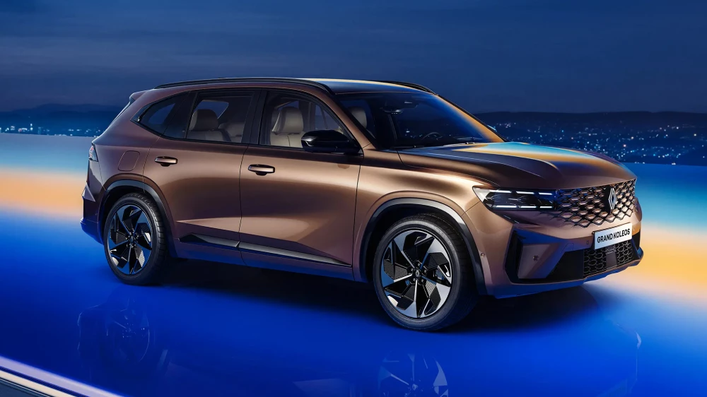 Renault Grand Koleos ворвался в элиту рынка Южной Кореи. Это «кузен» Geely Monjaro renault grand koleos сбоку спереди бронзовый кроссовер