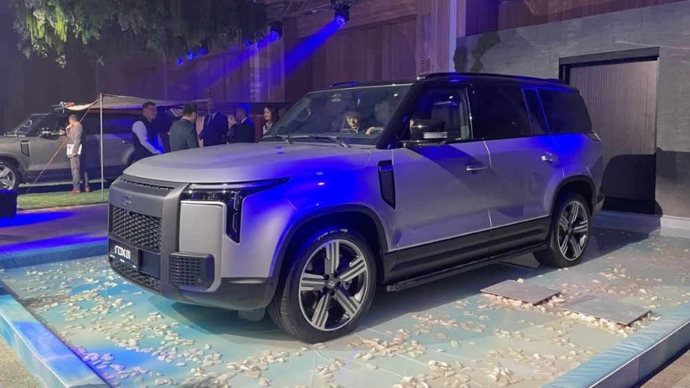 Внедорожник Rox 01 сбоку спереди в Казахстане