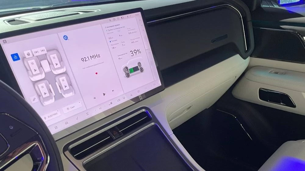 Внедорожник Rox 01 салон интерьер в Казахстане русифицирован