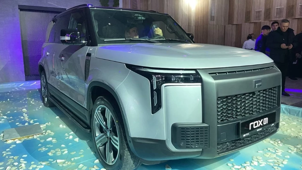 Внедорожник Rox 01 сбоку спереди в Казахстане