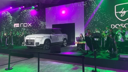 Внедорожник Rox 01 сбоку спереди презентация в Казахстане