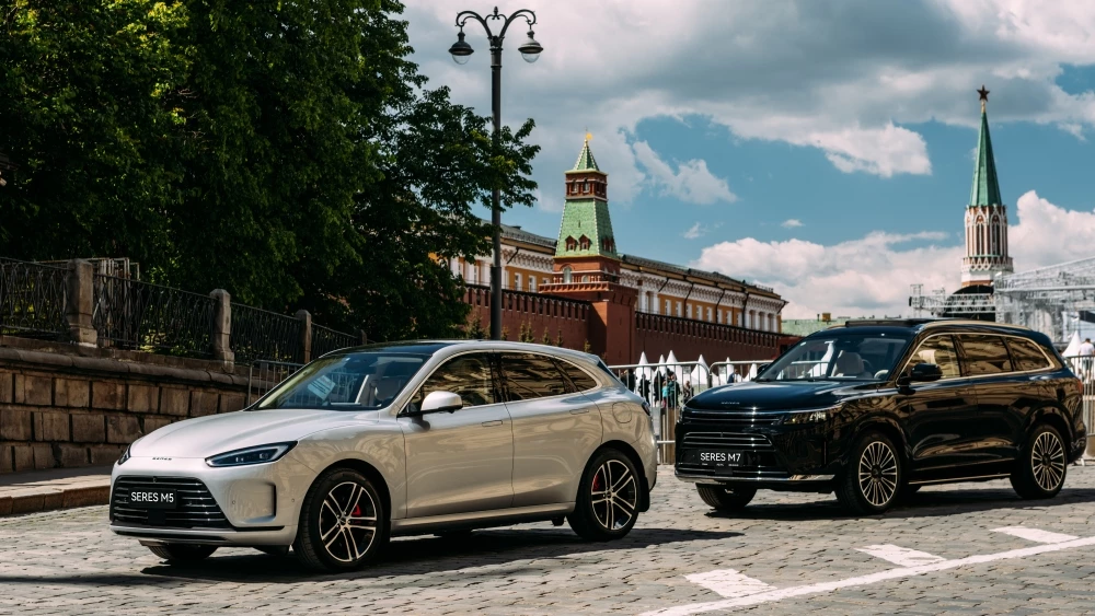 Чем запомнился бренд AITO SERES в России в 2024 году. Топ-5 главных событий AITO SERES M5 M7 на красной площади в москве в россии