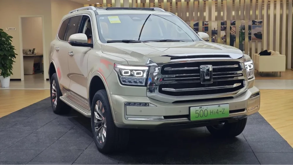 Tank 500 с 863 л.с. и 1096 км запаса хода появился у дилеров. В России таких внедорожников пока нет tank 500 hi4-z сбоку спереди внедорожник золотой