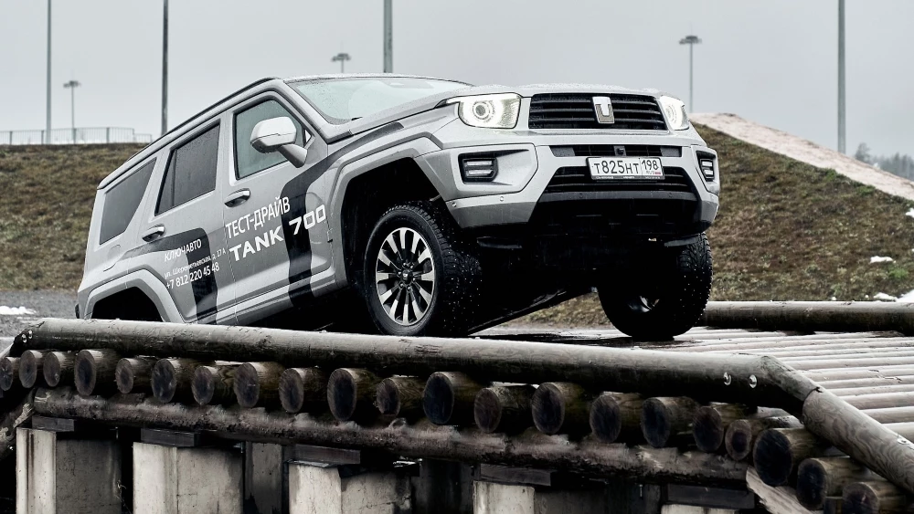Внедорожник Tank 700 на автодроме «Игора драйв» горка сбоку спереди