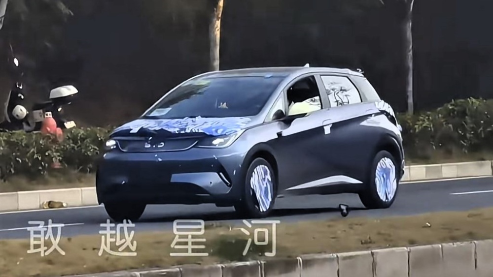 электрический хэтчбек BYD Dolphin 2025 спереди сбоку