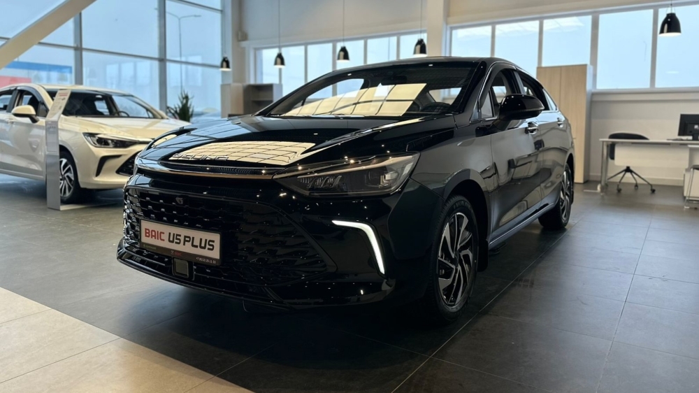 BAIC U5 Plus черный у дилера в автосалоне динамика сыктывкар купить новый сбоку спереди