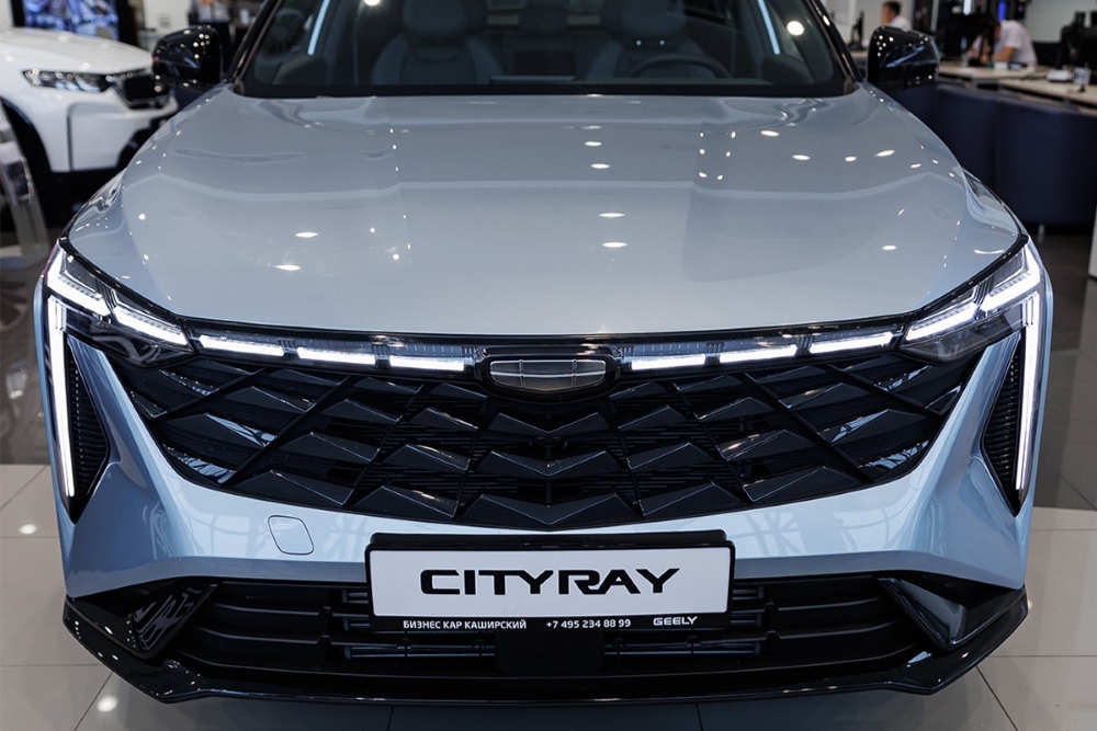 Geely Cityray в автосалоне у дилера БИЗНЕС КАР в Москве капот