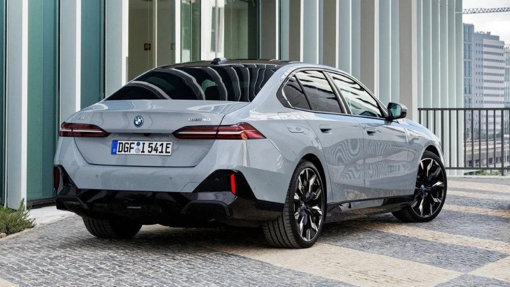 Электрический седан BMW i5 сбоку сзади