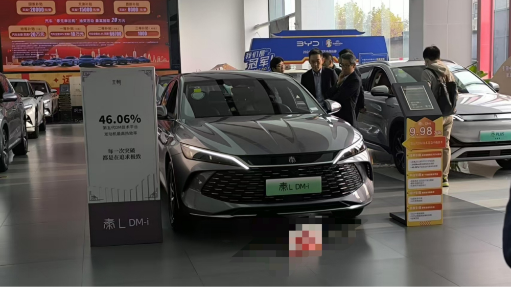 дилерский центр byd в китае седан qin l dm-i сбоку спереди серый