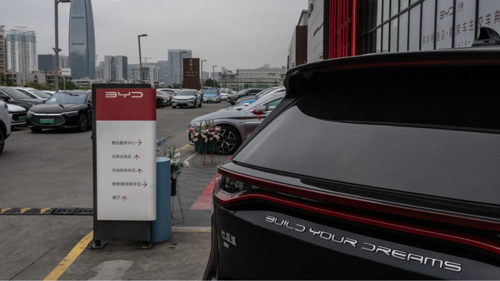 На каких авто ездили в Китае в 2024 году? Топ-100 моделей дилерский центр byd надпись build your dreams на автомобиле byd tang сзади