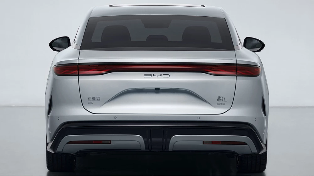 byd han l ev электрический седан полный привод 1100 л.с. сзади серебряный 2,7 секунды до 100 км/ч разгон