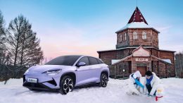 byd sealion 07 ev сбоку спереди кроссовер электрический фиолетовый зима