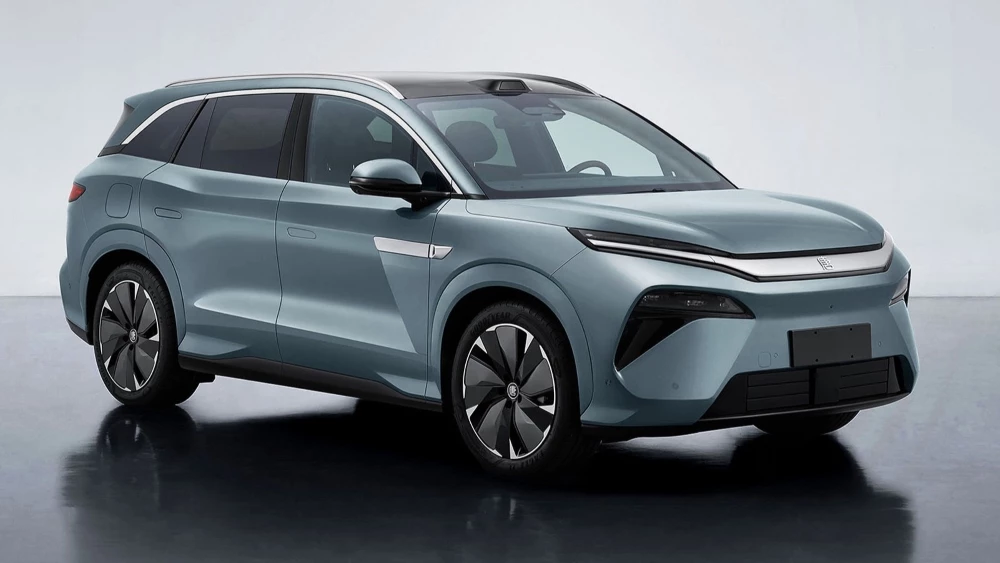 BYD Tang L сбоку спереди