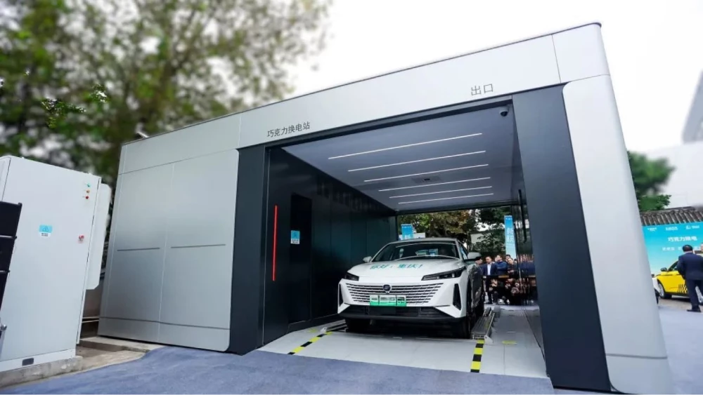 changan oshan 520 электрический седан со сменной батареей белый сбоку спереди