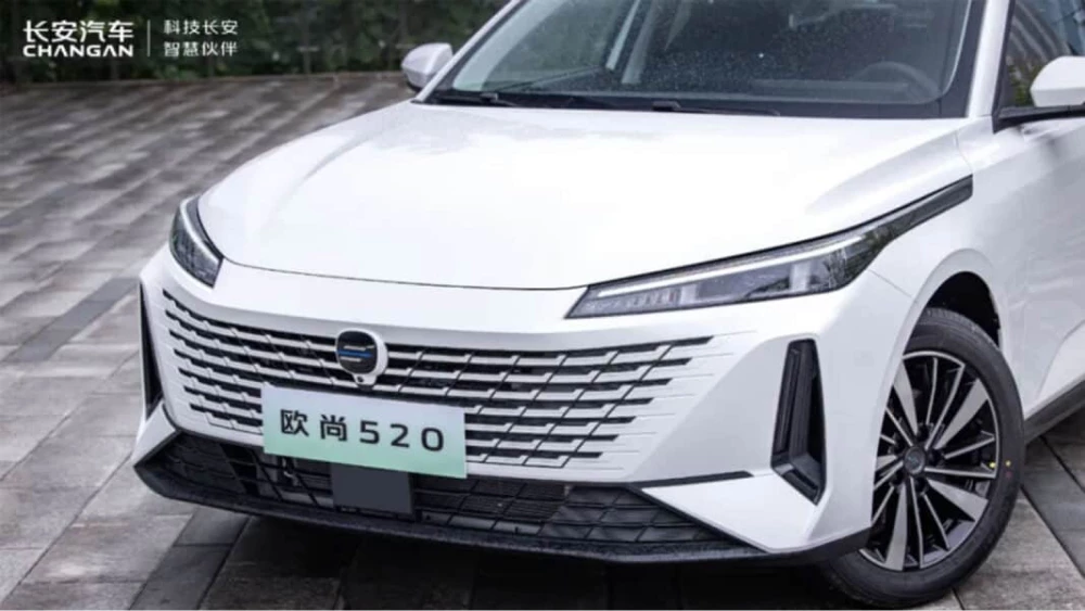 changan oshan 520 электрический седан со сменной батареей белый сбоку спереди