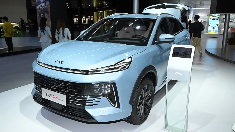 JAC QX PHEV спереди сбоку Гуанчжоу 2024