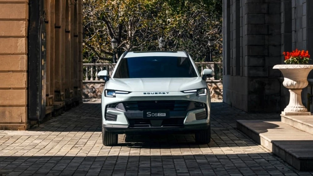 гибридный кроссовер Soueast S06 DM спереди