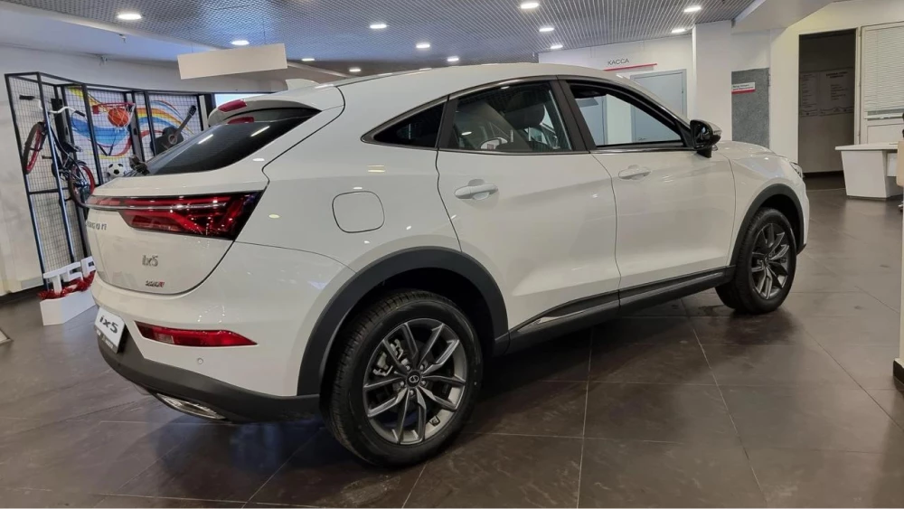 dongfeng fengon ix5 сбоу сзади белый бензиновый кроссовер