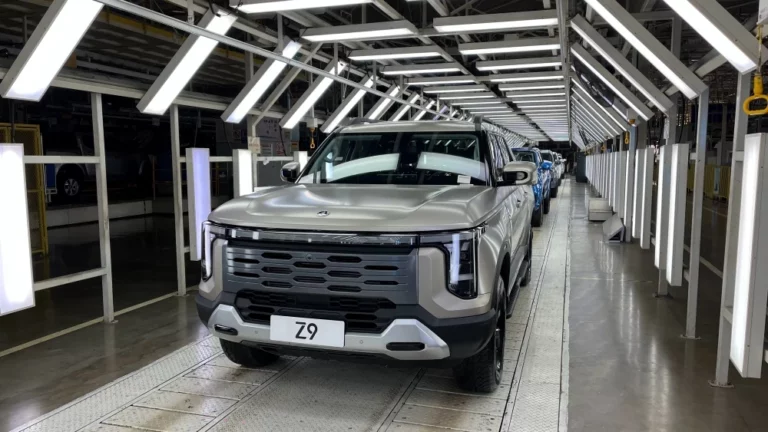 Пикап Dongfeng Z9 сбоку спереди конвейер завод Zhengzhou Nissan