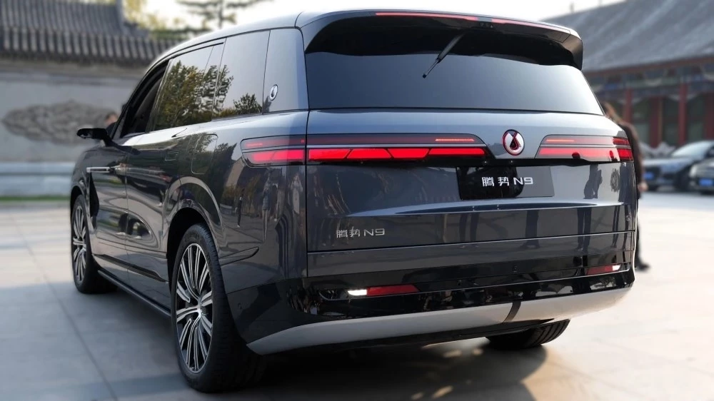 Denza N9 сбоку сзади в Китае